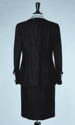 A8586-Tailleur-3-pièces-Chanel-en-lainage-tissé-noir-et-soie-bleue-imprimée-t34-36