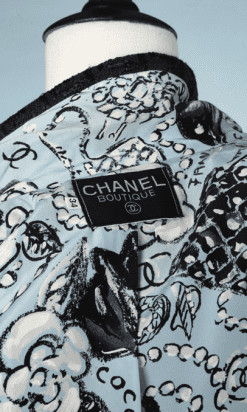 A8586-Tailleur-3-pièces-Chanel-en-lainage-tissé-noir-et-soie-bleue-imprimée-t34-36