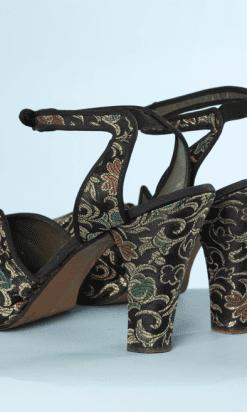 nA5447-Paire-de-chaussures-1940-en-satin-noir-jacquard-or-vert-rouge-01