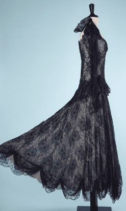 nA6131-Robe-du-soir-1950-en-dentelle-marine-brodée-de-perles-doublée-de-soie-t36-01