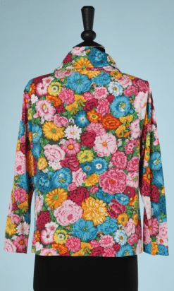 nA8068-Pull-imprimé-de-fleurs-roses-jaunes-bleues-Ken-Scott-t38-01