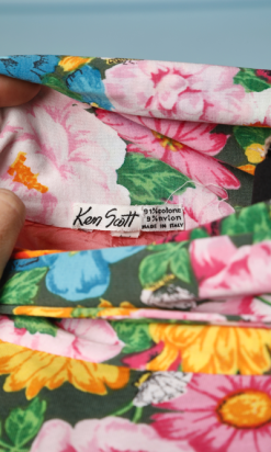 nA8068-Pull-imprimé-de-fleurs-roses-jaunes-bleues-Ken-Scott-t38-01