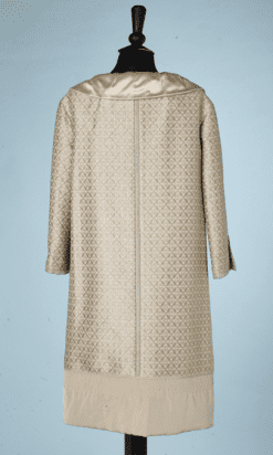 na8640-manteau-en-lnainnage-écru-et-lnamé-or-doublure-brodée-Louis-Vuitton-t40-01