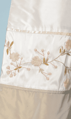 na8640-manteau-en-lnainnage-écru-et-lnamé-or-doublure-brodée-Louis-Vuitton-t40-01