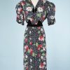 na8805-Robe-1930-en-rnayonne-grise-imprimé-de-fleurs-blnanches-rouges-et-vertes-rubnan-noir-t52-01
