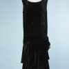na8825-Robe-1925-en-velours-noir-volnants-nasymétrique-et-lnamé-nargent-t50-001