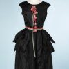 na8835-Robe-1920-en-faille-noire-volants-de-pétales-sur-les-côtés-et-fleurs-en-tissu-t36-001