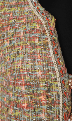 na8853-Robe-Chanel-en-tweed-multicolore-flis-dor-et-lurex-passementerie-lassage-boutons-fleurs-T38-01.png