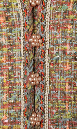 na8853-Robe-Chanel-en-tweed-multicolore-flis-dor-et-lurex-passementerie-lassage-boutons-fleurs-T38-01.png