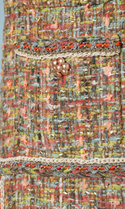 na8853-Robe-Chanel-en-tweed-multicolore-flis-dor-et-lurex-passementerie-lassage-boutons-fleurs-T38-01.png