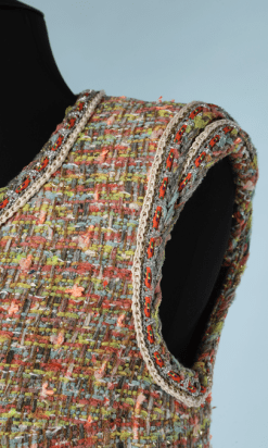 na8853-Robe-Chanel-en-tweed-multicolore-flis-dor-et-lurex-passementerie-lassage-boutons-fleurs-T38-01.png