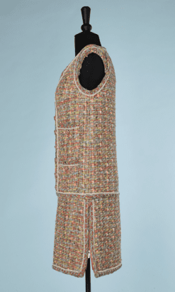 na8853-Robe-Chanel-en-tweed-multicolore-flis-dor-et-lurex-passementerie-lassage-boutons-fleurs-T38-01.png