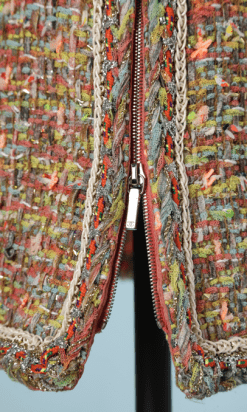 na8853-Robe-Chanel-en-tweed-multicolore-flis-dor-et-lurex-passementerie-lassage-boutons-fleurs-T38-01.png