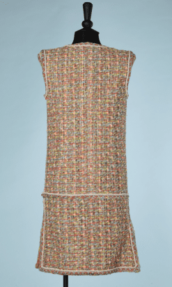 na8853-Robe-Chanel-en-tweed-multicolore-flis-dor-et-lurex-passementerie-lassage-boutons-fleurs-T38-01.png