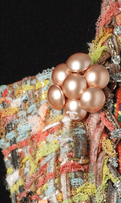 na8853-Robe-Chanel-en-tweed-multicolore-flis-dor-et-lurex-passementerie-lassage-boutons-fleurs-T38-01.png