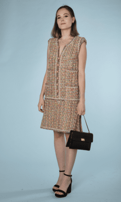 na8853-Robe-Chanel-en-tweed-multicolore-flis-dor-et-lurex-passementerie-lassage-boutons-fleurs-T38-01.png
