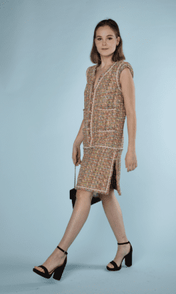 na8853-Robe-Chanel-en-tweed-multicolore-flis-dor-et-lurex-passementerie-lassage-boutons-fleurs-T38-01.png