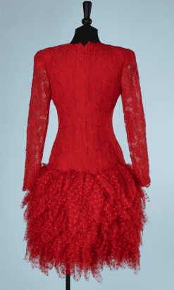 na8858-Robe-1980-en-dentelle-brodée-rouge-volants-Bill-Blass-T36-02