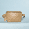 na9084-Sac-banane-en-cuir-beige-matelassé-Chanel-avec-ceinture-01