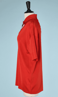 na7293-Pull-en-maille-orange-avec-bijoux-Christian-Lacroix-01.png