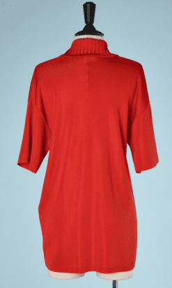 na7293-Pull-en-maille-orange-avec-bijoux-Christian-Lacroix-01.png