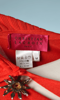na7293-Pull-en-maille-orange-avec-bijoux-Christian-Lacroix-01.png