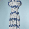 na8970-Robe-1940-en-crêpe-blanc-imprimé-de-frises-de-fleurs-bleues-feuillages-vert-et-frises-blanches-moucheté-gris-et-bleu-ciel-t34-01.png