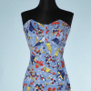 na8973-Maillot-de-bain-1-pièce-1950-en-coton-bleu-ciel-imprimé-bouquets-de-fleurs-paniers-chapeaux-parasols-t34-36-01.png