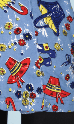 na8973-Maillot-de-bain-1-pièce-1950-en-coton-bleu-ciel-imprimé-bouquets-de-fleurs-paniers-chapeaux-parasols-t34-36-01.png