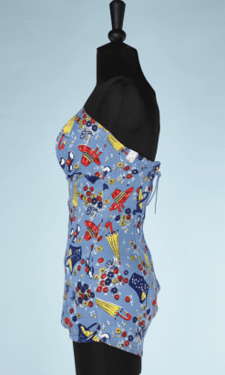 na8973-Maillot-de-bain-1-pièce-1950-en-coton-bleu-ciel-imprimé-bouquets-de-fleurs-paniers-chapeaux-parasols-t34-36-01.png