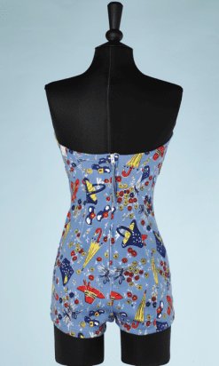 na8973-Maillot-de-bain-1-pièce-1950-en-coton-bleu-ciel-imprimé-bouquets-de-fleurs-paniers-chapeaux-parasols-t34-36-01.png