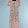 na9007-Robe-1920-30-en-voile-de-coton-rose-imprimé-fleurs-et-feuillages-rouges-et-verts-t40-42-01.png