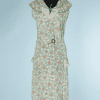 na9018-robe-dété-1930-en-coton-vert-imprimé-fleurs-et-feuillage-blanc-jaune-orange-liseré-vert-ceintures-t42-44-01