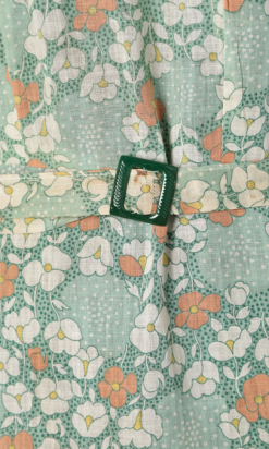 na9018-robe-dété-1930-en-coton-vert-imprimé-fleurs-et-feuillage-blanc-jaune-orange-liseré-vert-ceintures-t42-44-01