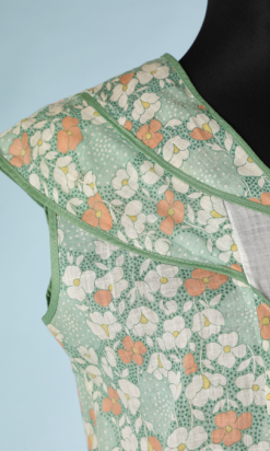 na9018-robe-dété-1930-en-coton-vert-imprimé-fleurs-et-feuillage-blanc-jaune-orange-liseré-vert-ceintures-t42-44-01