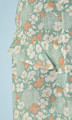 na9018-robe-dété-1930-en-coton-vert-imprimé-fleurs-et-feuillage-blanc-jaune-orange-liseré-vert-ceintures-t42-44-01