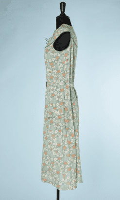 na9018-robe-dété-1930-en-coton-vert-imprimé-fleurs-et-feuillage-blanc-jaune-orange-liseré-vert-ceintures-t42-44-01