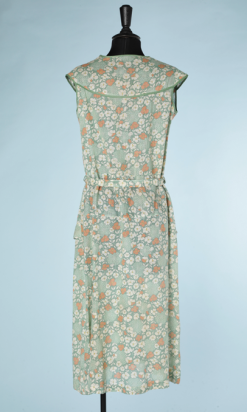 na9018-robe-dété-1930-en-coton-vert-imprimé-fleurs-et-feuillage-blanc-jaune-orange-liseré-vert-ceintures-t42-44-01