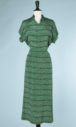 na9023-Robe-1940-en-soie-verte-imprimé-fleurs-grises-noires-rouges-et-lignes-de-perles-vertes-t38-01