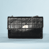 na9082-Sac-en-cuir-matelassé-noir-surpiqûres-carrées-double-parois-Chanel-chaine-épaules-01