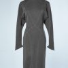 nA8693-Robe-en-jersey-de-laine-grise-surpiqûres-blanches-Alaïa-t40-01