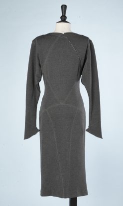 nA8693-Robe-en-jersey-de-laine-grise-surpiqûres-blanches-Alaïa-t40-01