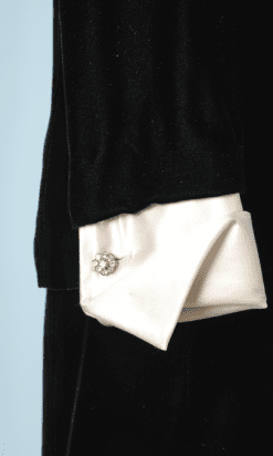 nA9110-Tailleur-Chanel-en-velours-noir-et-satin-ivoire-01