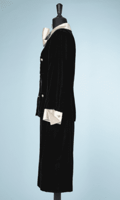 nA9110-Tailleur-Chanel-en-velours-noir-et-satin-ivoire-01