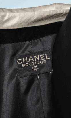 nA9110-Tailleur-Chanel-en-velours-noir-et-satin-ivoire-01
