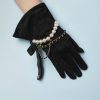 nA9259-Paire-de-gants-Chanel-en-peau-chainettes-et-perles-t75-04
