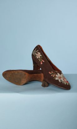 nA9375-Paire-de-souliers-1930-en-tissu-et-aubusson-01