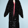 na8872-Manteau-1925-en-velours-de-soie-dévoré-noir-doublure-satin-rose-T42-01