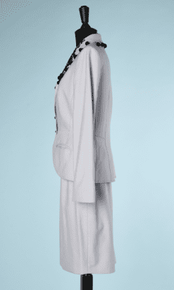 nA8365-Tailleur-bleu-ciel-brodée-noir-Thierry-Mugler-T38-01