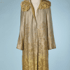 na9487-Manteau-1930-en-satin-ivoire-dégradé-de-jaune-lamé-or-et-doublé-de-velours-t36-01.